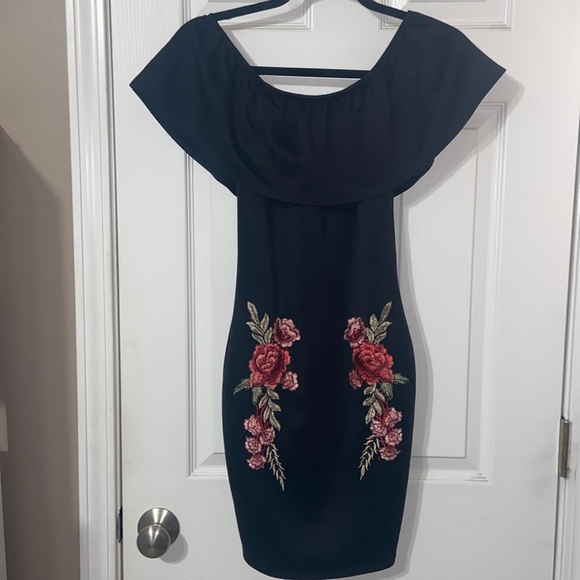 Rose embroidered black off shoulder dress | small - Picture 3 of 7